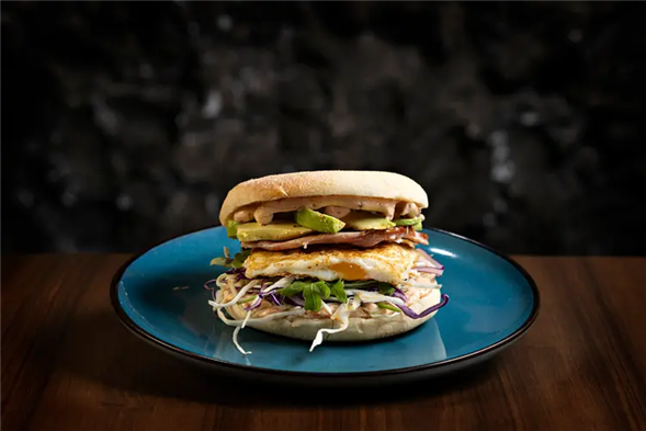 English muffin við egg & avokado